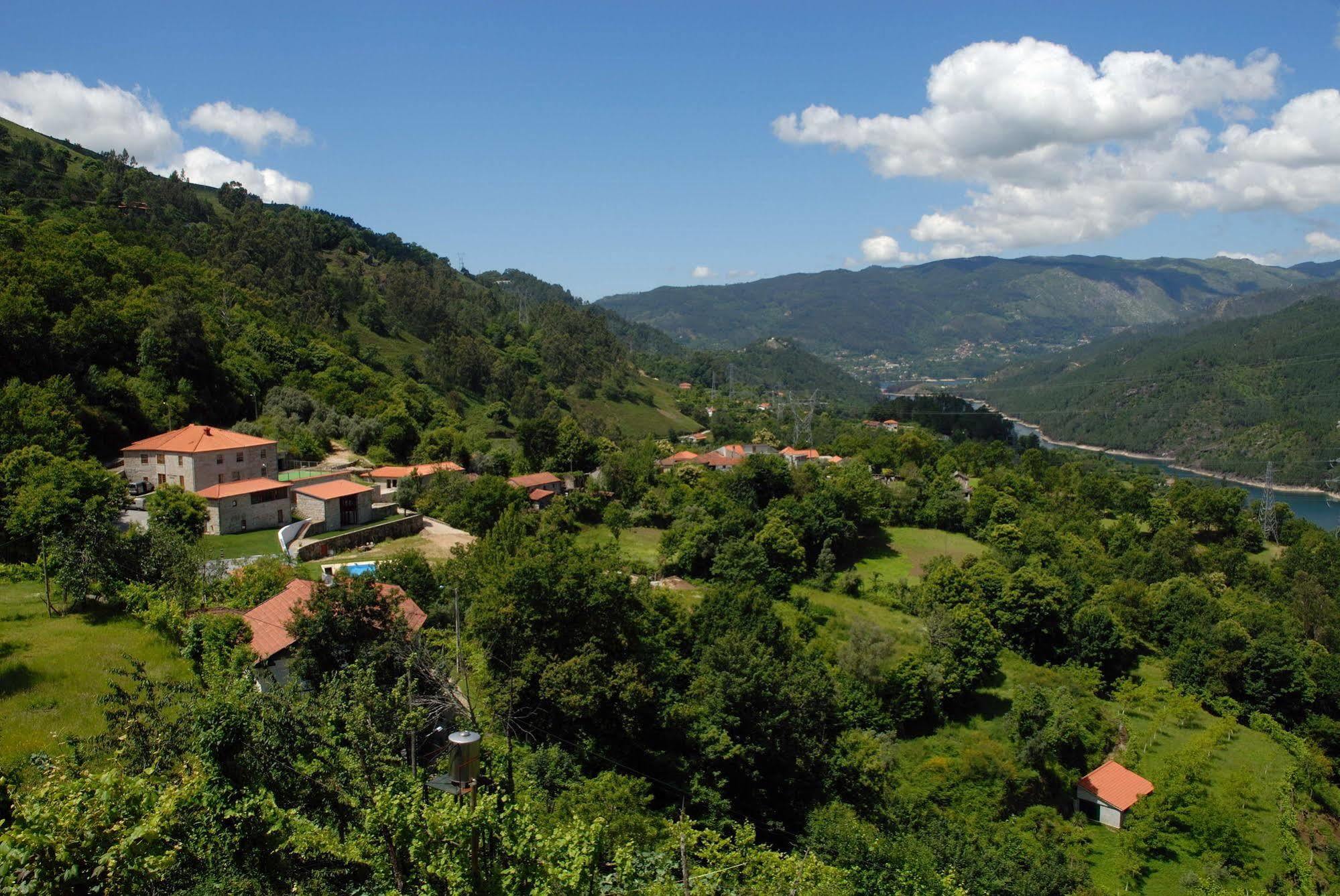 בית הארחה ויירה דו מיניו 	Aldeia Turistica De Louredo מראה חיצוני תמונה