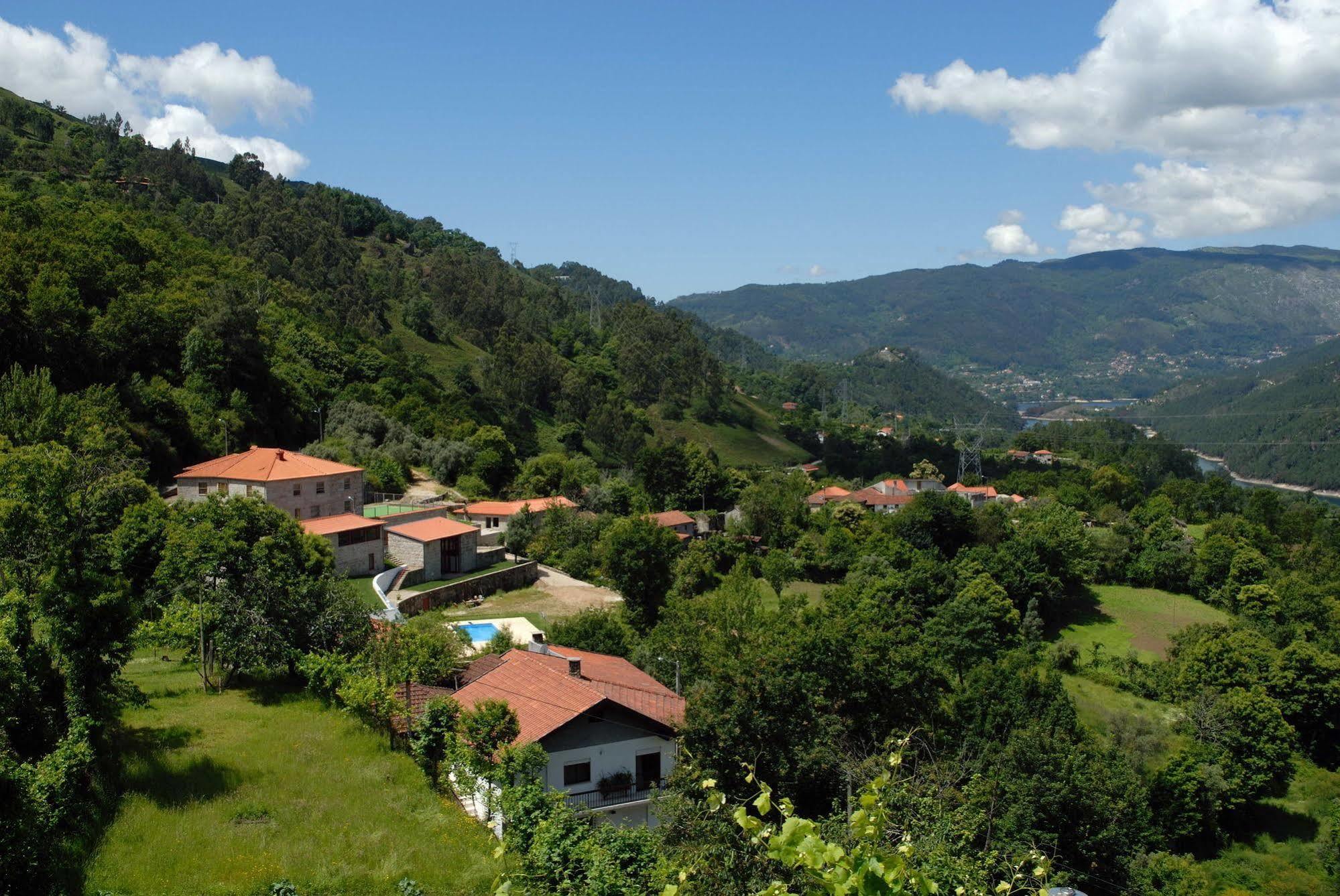בית הארחה ויירה דו מיניו 	Aldeia Turistica De Louredo מראה חיצוני תמונה