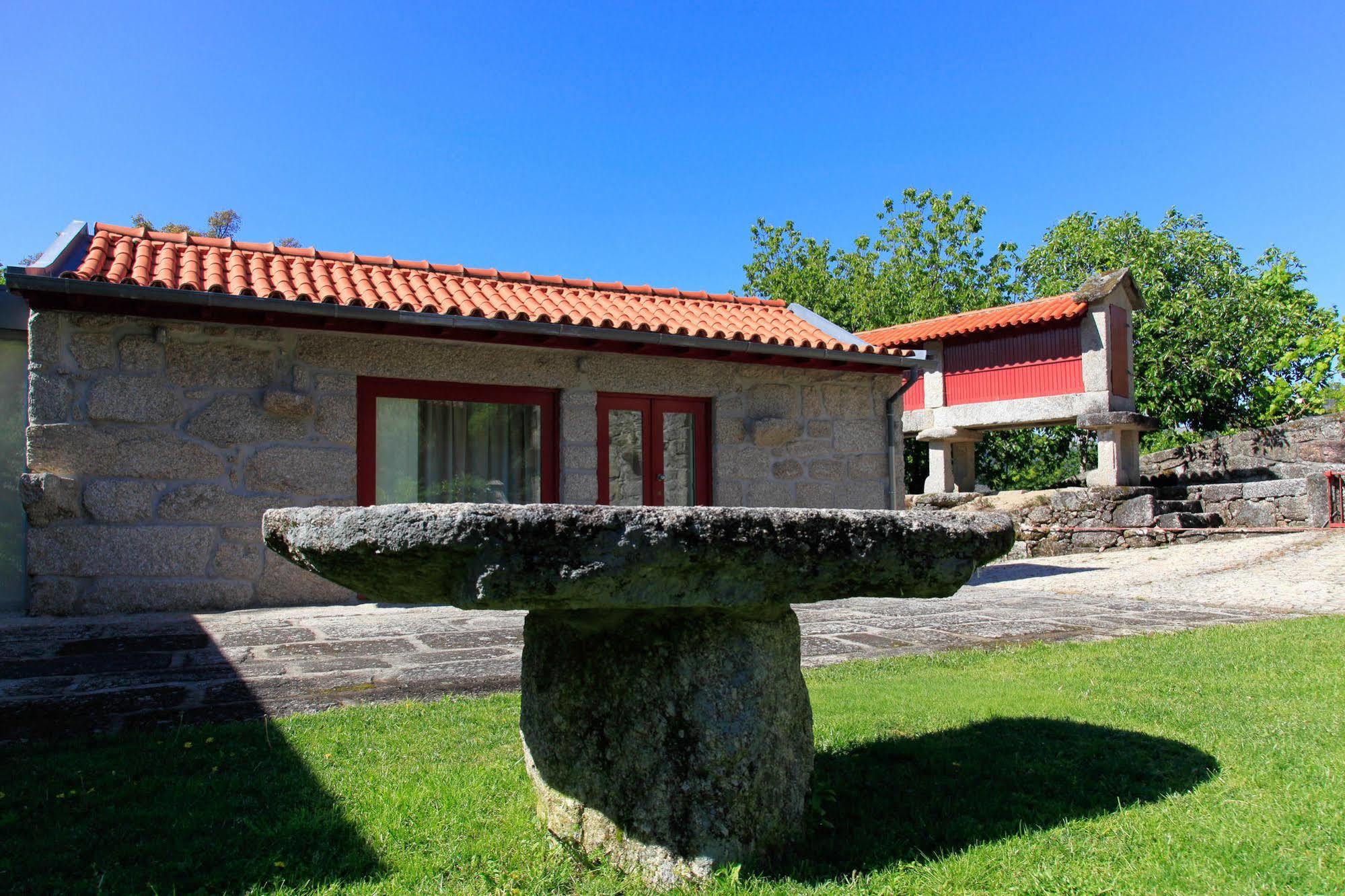 בית הארחה ויירה דו מיניו 	Aldeia Turistica De Louredo מראה חיצוני תמונה